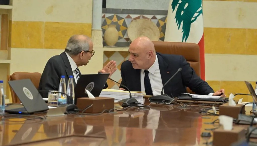 رئيسا الجمهورية جوزف عون والحكومة نواف سلام خلال جلسة مجلس الوزراء أمس. (نبيل اسماعيل)