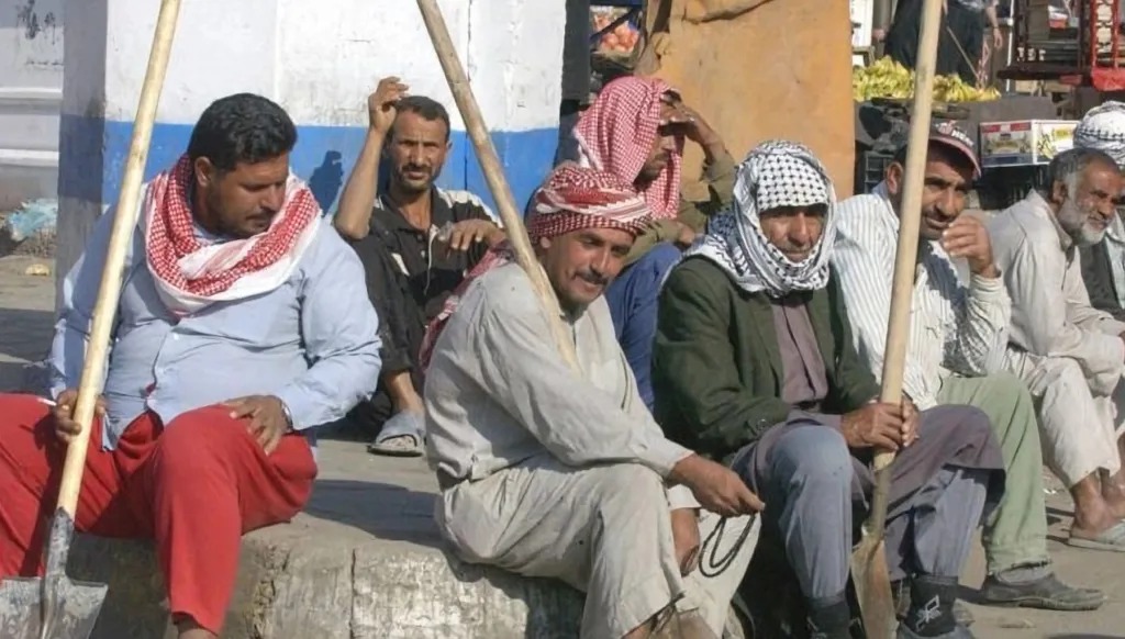عاطلون عن العمل في بغداد. (فرانس برس)