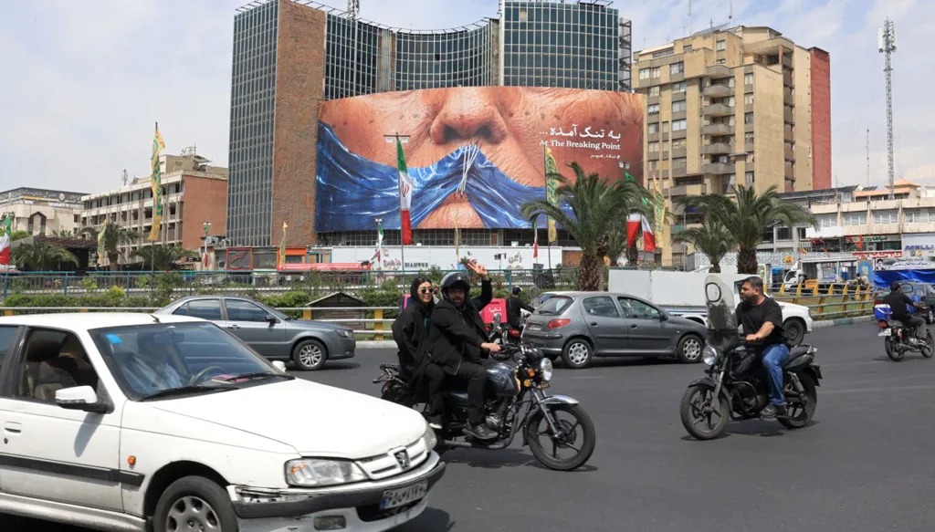 مواطنون في طهران. (أ ف ب)