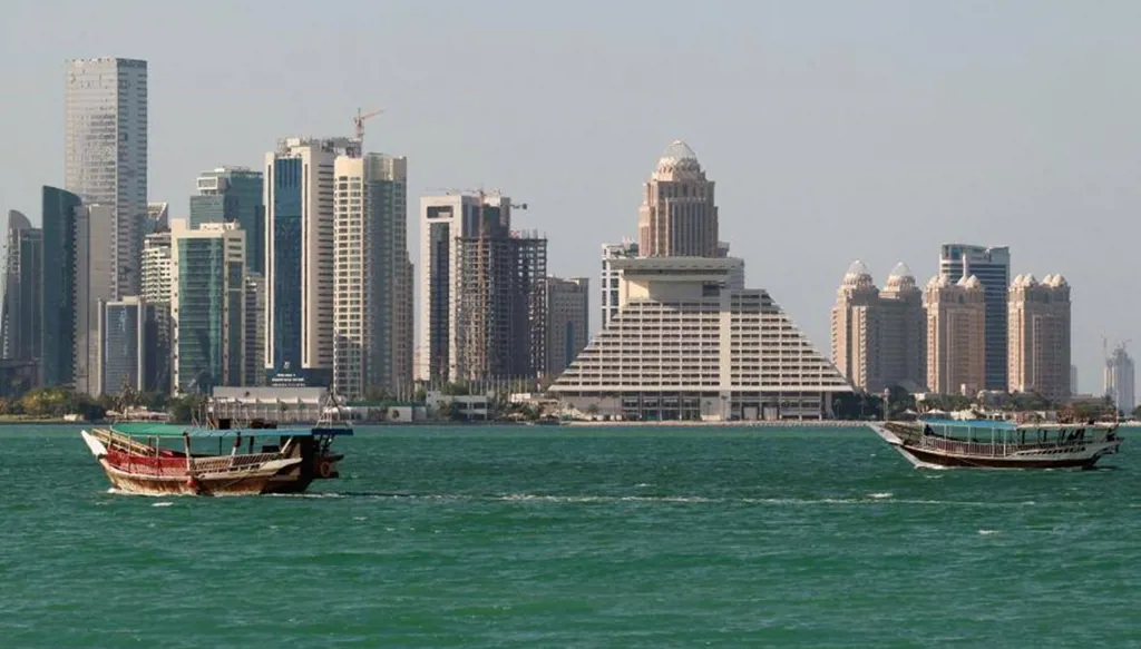 هيئة بحرية بريطانية: مقذوف مجهول أصاب ناقلة بضائع قُرب قطرالدوحة