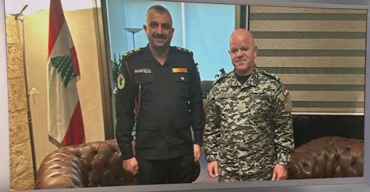 العقيد العراقي الوهمي مع المدير العام لأمن الدولة.