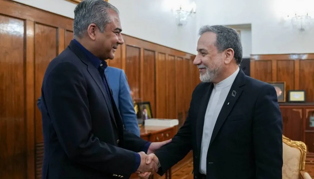 وزير الخارجية الإيراني عباس عراقجي يستقبل وزير الداخلية الباكستاني محسن نقوي في طهران.