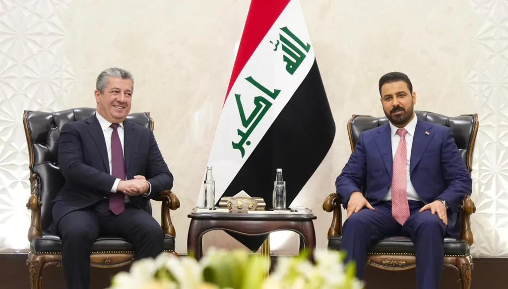 رئيس الحكومة العراقية علي الزيدي مستقبلاً رئيس حكومة إقليم كردستان مسرور بارزاني في بغداد. (المكتب الإعلامي لرئيس الوزراء العراقي)
