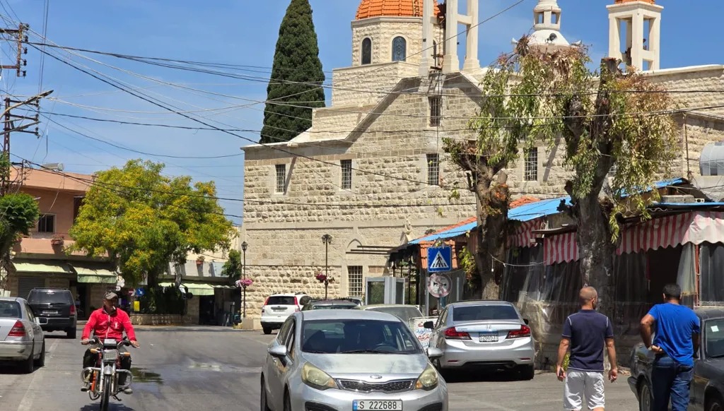 تمثال العذراء على مدخل مغارة سيدة المنطرة وآخر مرفوعا على برج عال يطل على ساحل صيدا والزهراني. (تصوير احمد منتش)