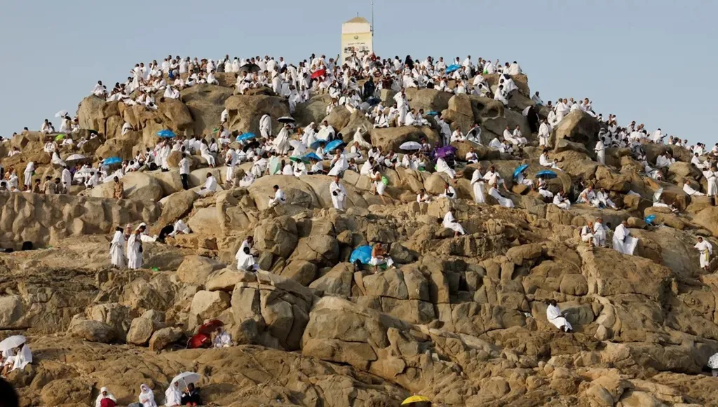 الحجاج على جبل عرفات (رويترز).