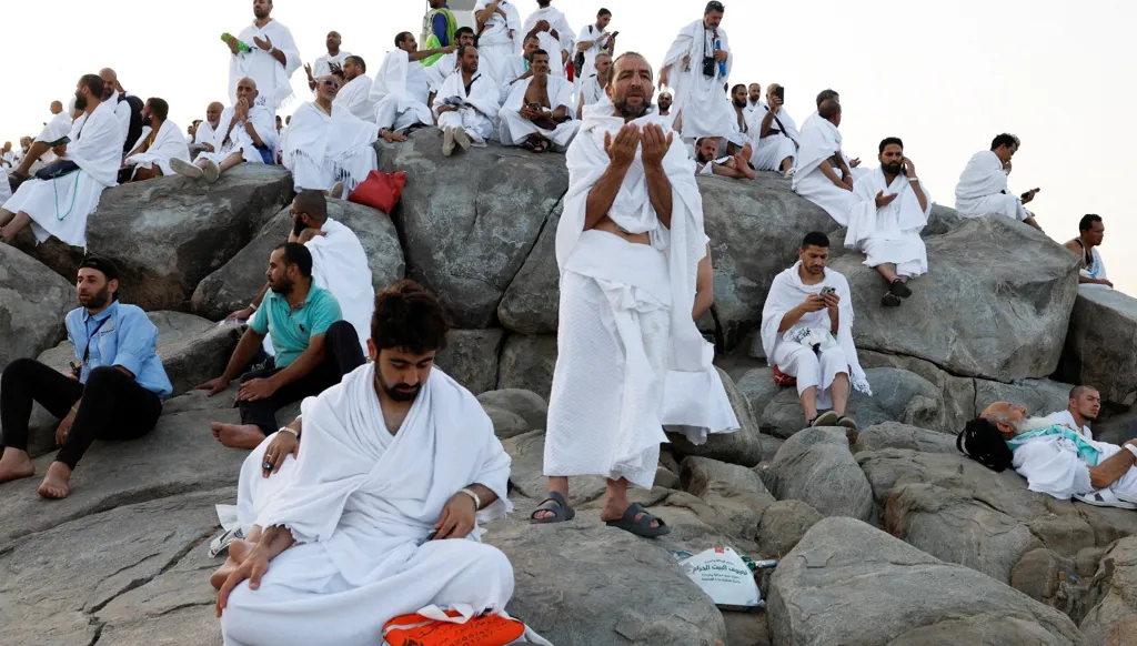 الحجاج على جبل عرفات (رويترز).