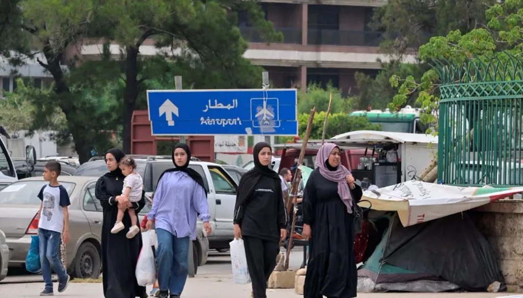 نازحون يغادرون الضاحية الجنوبية لبيروت بعد اعلان نتنياهو أن الجيش الاسرائيلي سيقصفها أمس.