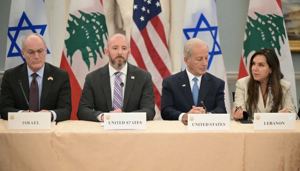 جانب من الاجتماع بين الوفدين الإسرائيلي واللبناني في وزارة الخارجية الأميركية بواشنطن، 3 حزيران/يونيو. (أ ف ب)