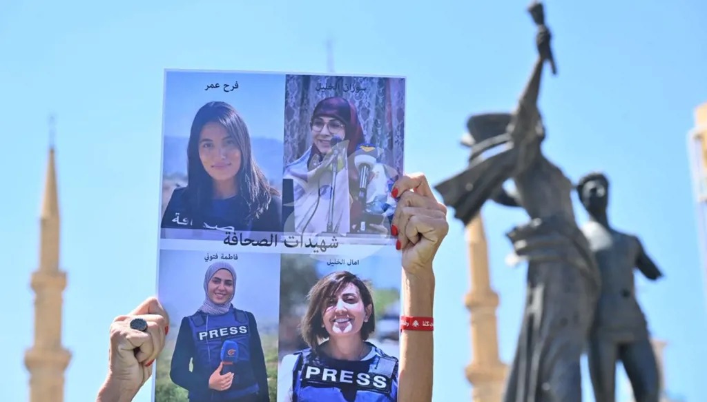 وقفة تضامنية مع شهداء الإعلام في ساحة الشهداء بوسط بيروت (حسام شبارو).