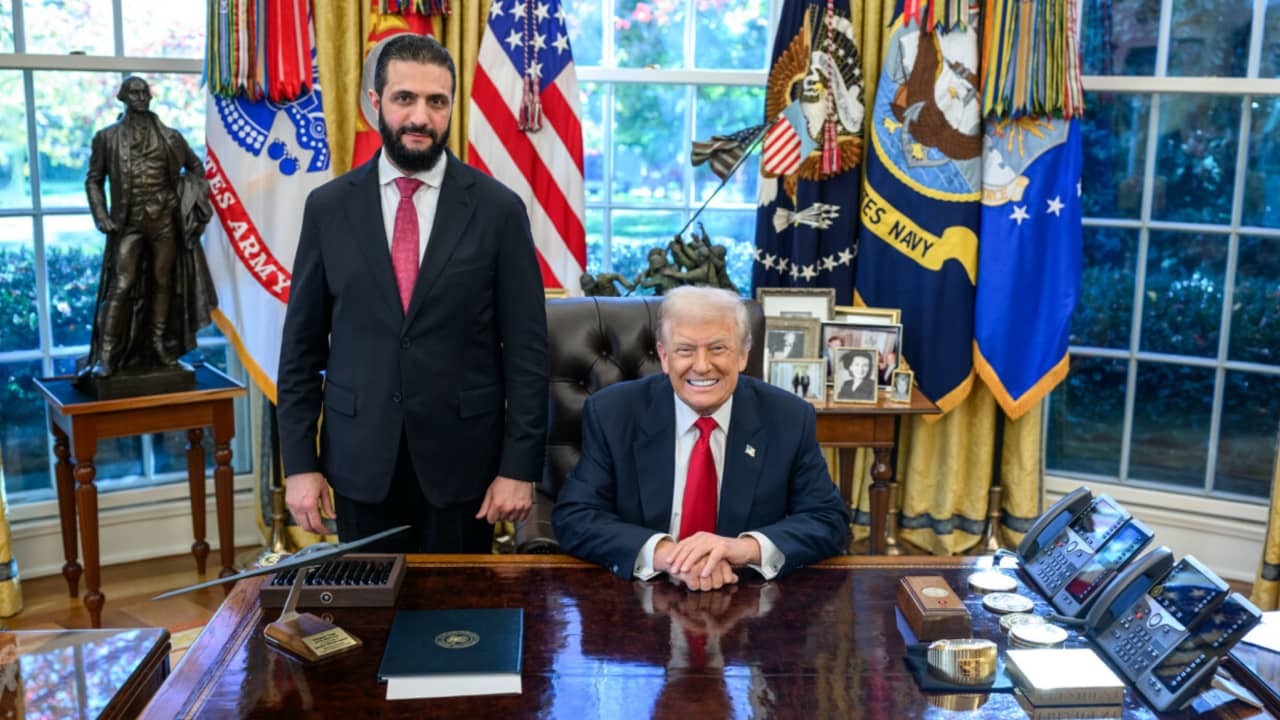 أحمد الشرع ودونالد ترامب في اليت الأبيض في 10 نوفمبر 2025. (أ ف ب)