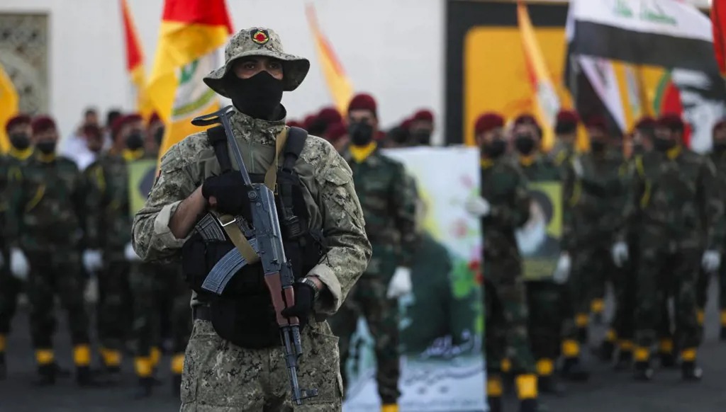 مسلح عراقي في عداد الحشد الشعبي، بغداد، 22 يونيو 2025. (فرانس برس)