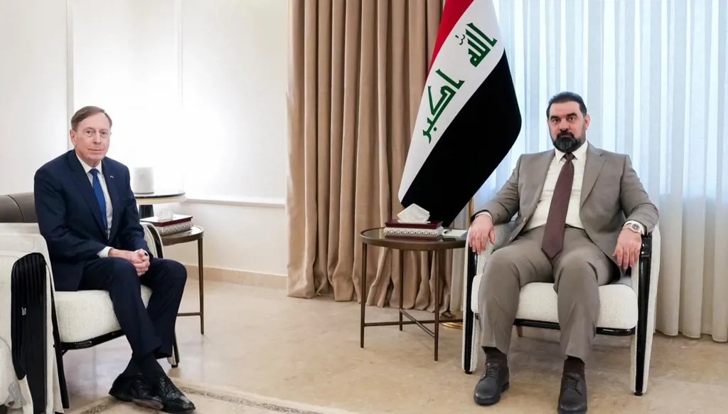 رئيس الوزراء العراقي علي الزيدي مستقبلاً الجنرال بترايوس في بغداد، منتصف أيار/مايو.