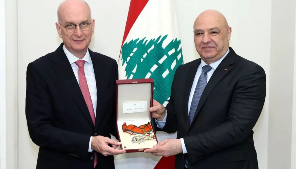 الرئيس جوزف عون يقلّد سفير ألمانيا في لبنان كورت جورج شتوكل-شتيلفريد وسام الأرز الوطني.
