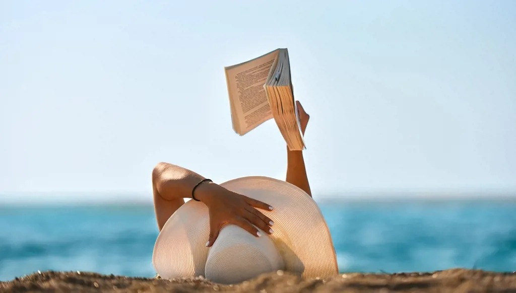 القراءة في الصيف على الشاطئ. (Pexels)