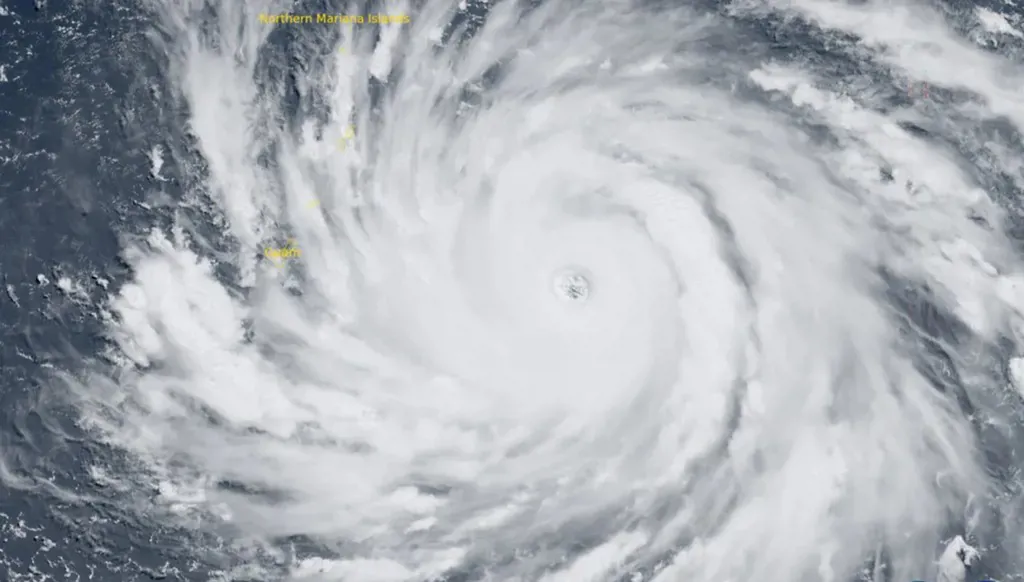 مركز أميركي: احتمال تشكّل إعصار في غضون يومين قرب فلوريدا بنسبة 60%