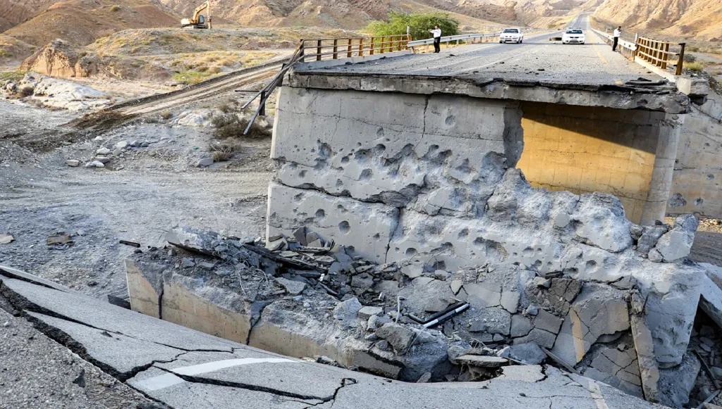 جسر متضرر تعرض لضربة أميركية على الطريق الذي يربط بين رودان وبندر عباس في جنوب إيران (أ ف ب)
