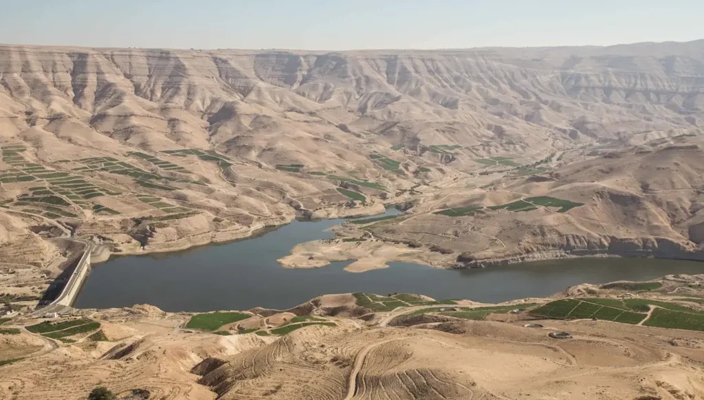 بحيرة اصطناعية تُستخدم في ريّ المزروعات وسط الصحراء في الأردن عام 2017 (رويترز)