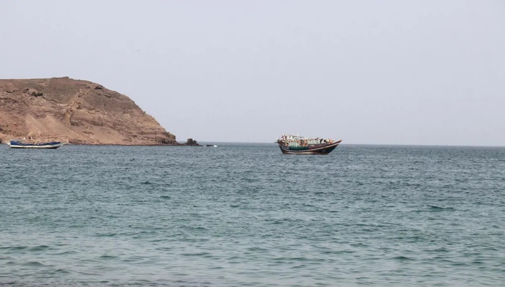 قوارب تطفو في مضيق باب المندب، في البحر الأحمر، (ا ف ب).