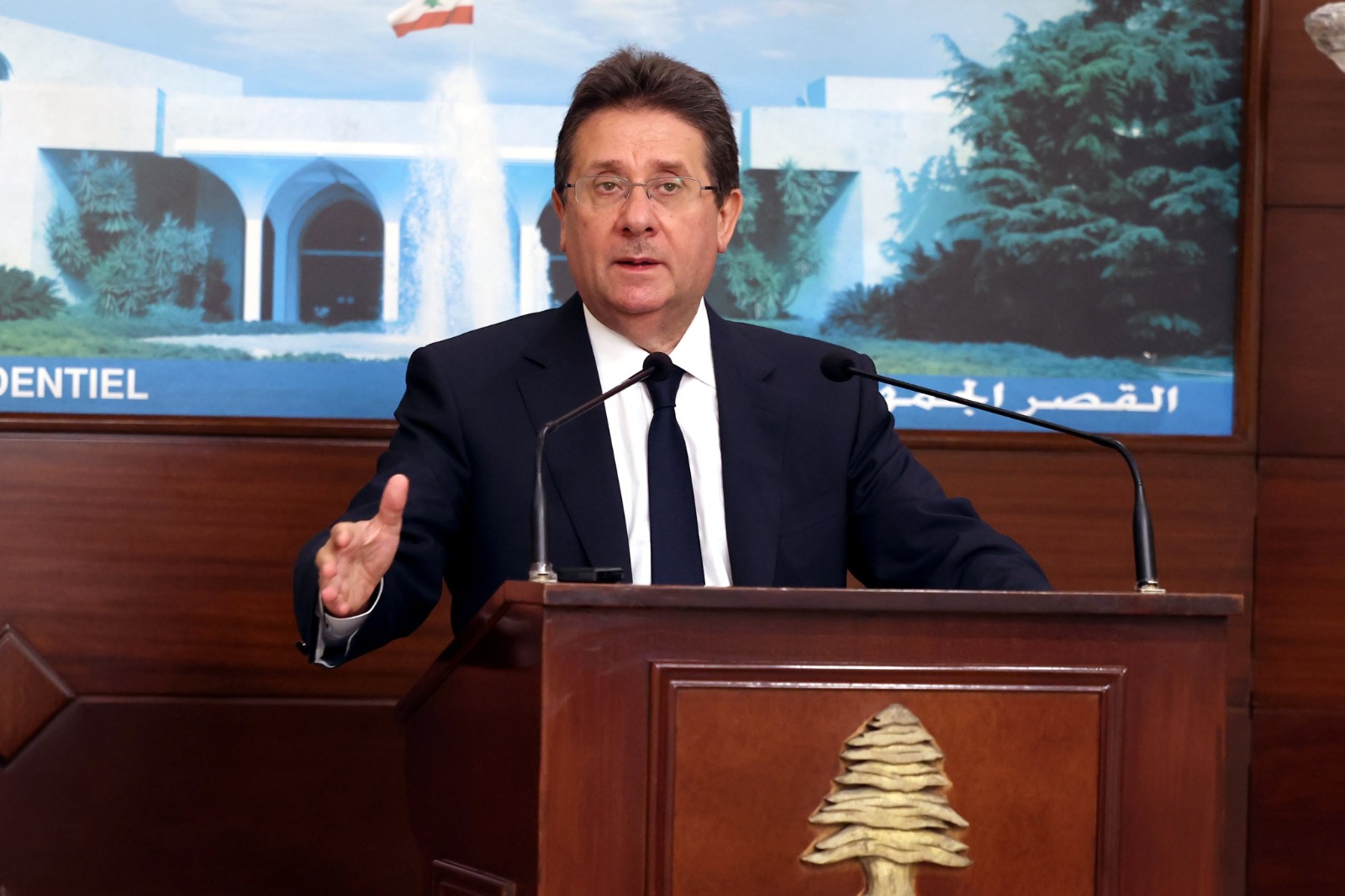 كنعان على منبر قصر بعبدا (الرئاسة اللبنانية).