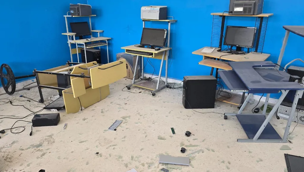 ممتلكات محطّمة في مدرسة راميا السمية (صورة رشيفية، أحمد منتش).