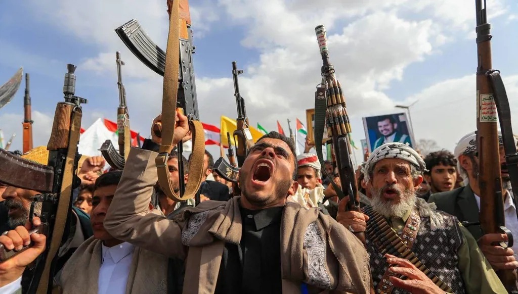 مسلحون من أنصار الحوثيين يرفعون أسلحتهم خلال تظاهرة تضامناً مع إيران ولبنان في صنعاء، في 10 نيسان/أبريل 2026. (أ ف ب)