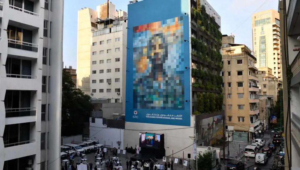 جدارية المفقودين في بيروت (تصوير: حسام شبارو).