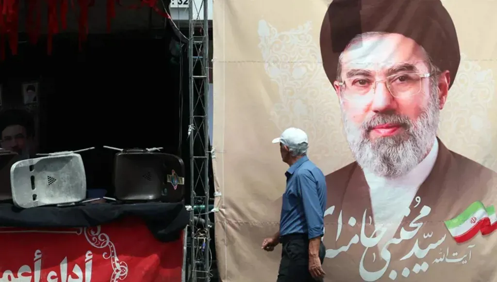 مجتبى خامنئي بوجه مشوّه... هل يحكم إيران فعليّاً خلال ستة أشهر من الصمت؟