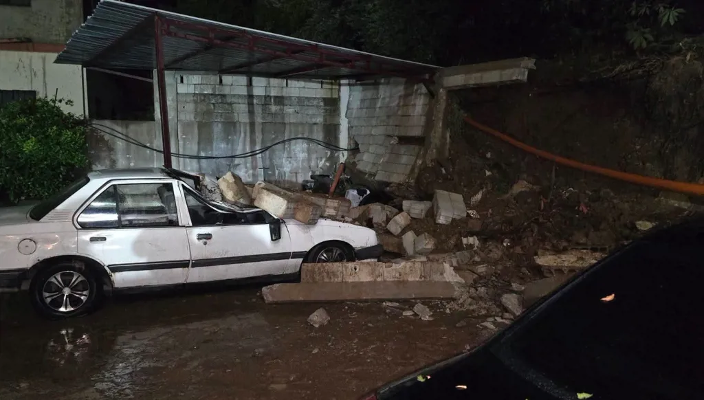 سيول جارفة وانهيار جدران... أضرار كبيرة بعد ليلة عاصفة في شمال لبنان (صور)