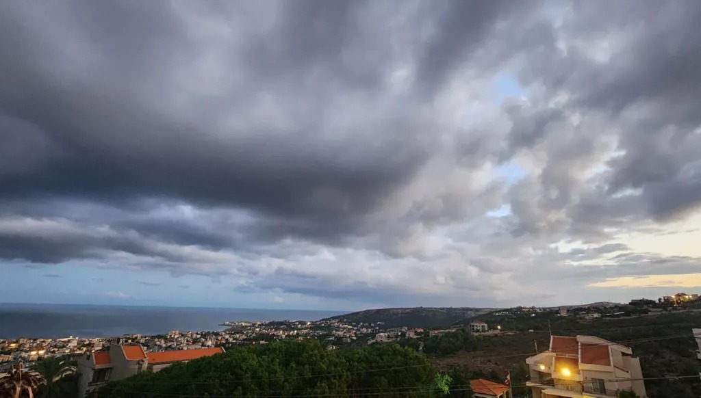 سماء ملبّدة بالغيوم فوق شاطئ البترون. (النهار)