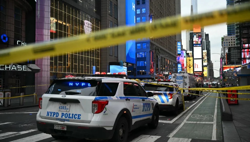 شرطة مدينة نيويورك في المنطقة التي شهدت حادث إطلاق النار، بالقرب من تايمز سكوير في نيويورك. (أ ف ب)