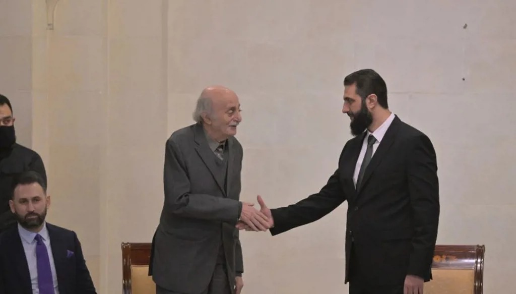 لقاء جمع وليد جنبلاط (يسار) والرئيس أحمد الشرع (يمين) في دمشق عام 2025 (أرشيفية، نبيل اسماعيل).