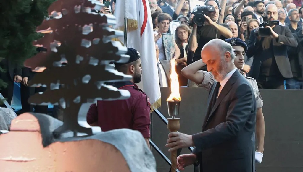 جعجع يضع الشعلة على نصب شهداء المقاومة اللبنانية في الاحتفال السنوي في معراب (القوات اللبنانية).