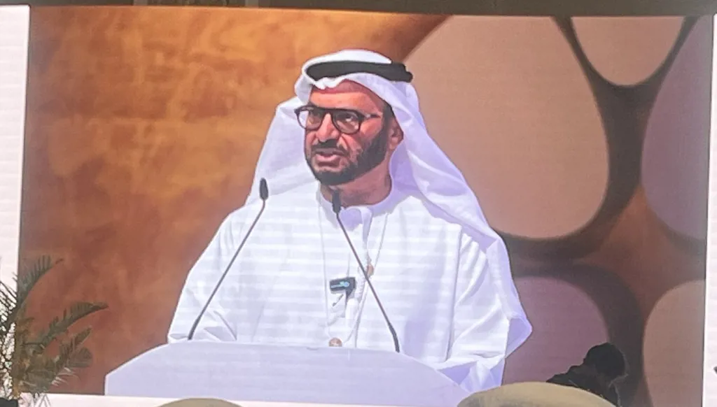 المستشار الديبلوماسي للرئيس الإماراتي أنور قرقاش خلال "منتدى هيلي" في أبو ظبي (إكس).