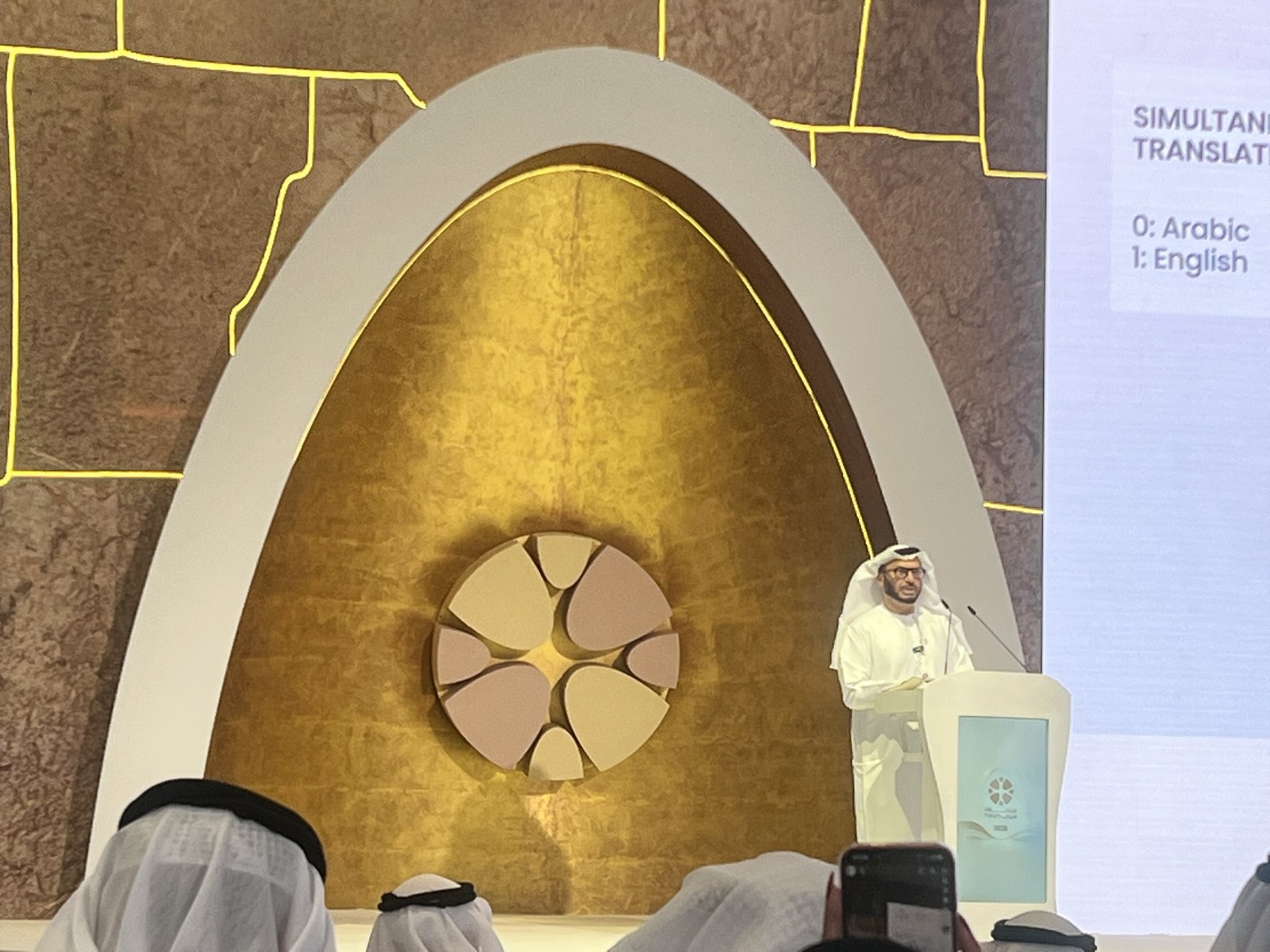 المستشار الديبلوماسي للرئيس الإماراتي أنور قرقاش خلال منتدى هيلي في أبو ظبي (إكس).
