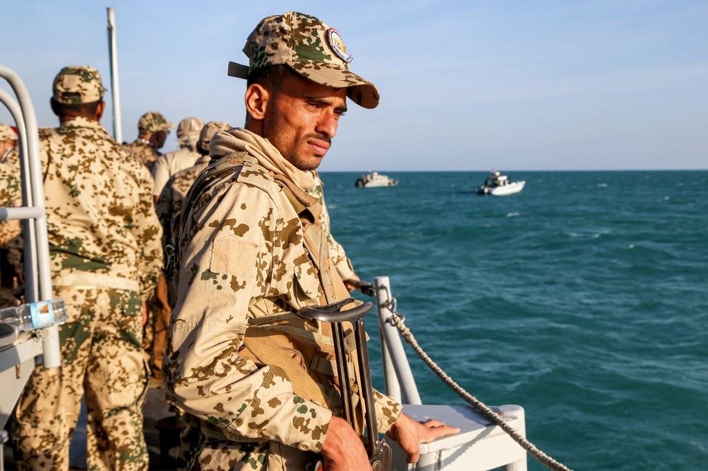 عناصر من خفر السواحل اليمنيين الموالين للحكومة يركبون زورقا في البحر الأحمر قبالة مدينة المخا في محافظة تعز الغربية، بالقرب من مضيق باب المندب / صورة أرشيفية (12 ك1 2023، أ ف ب).