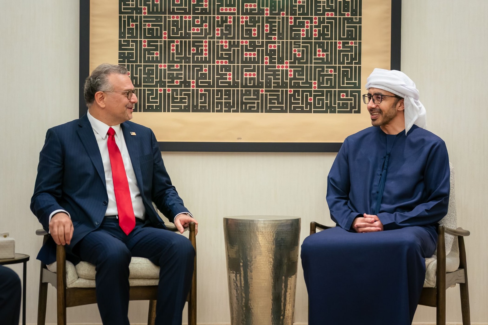 لقاء وزير الخارجية عبدالله بن زايد آل نهيان ومستشار الرئيس الأميركي للشؤون العربية والأفريقية مسعد بولس في أبو ظبي (وام).
