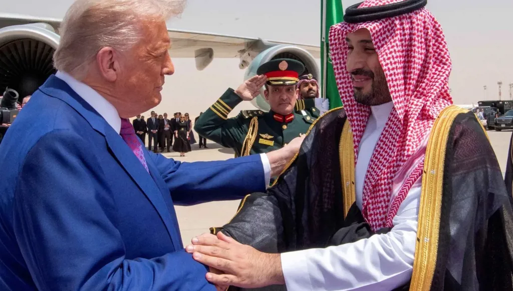 ترامب (يسار) وبن سلمان (يمين) خلال زيارة الرئيس الأميركي الأخيرة إلى الرياض عام 2025 (أ ف ب).