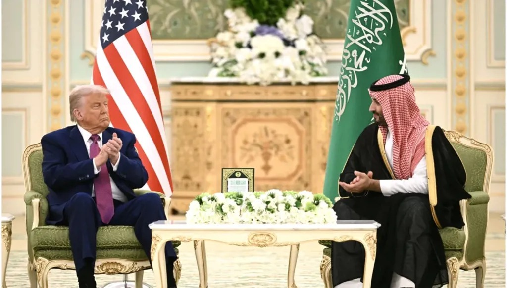 بن سلمان (يمين) وترامب (يسار) خلال لقاء سابق في الرياض (أ ف ب).