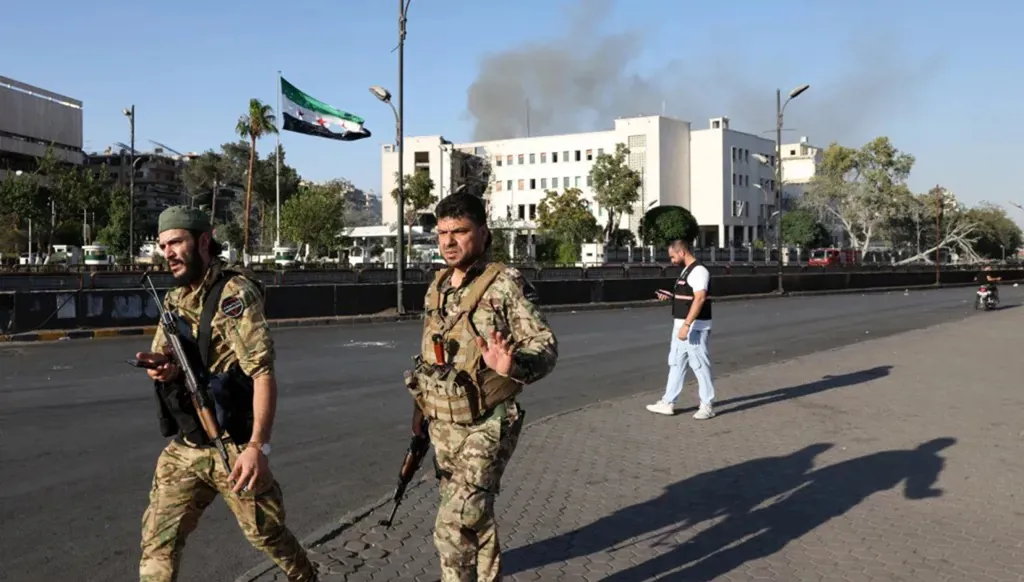 بينهم عنصر في "حزب الله"... القضاء اللبناني يدّعي على 14 شخصاً بالتخطيط لهجمات في سوريا