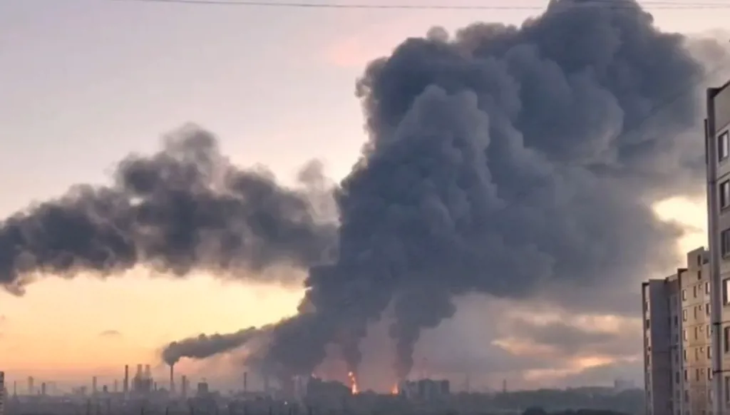 هجوم بالمسيّرات يُشعل موسكو... حريق هائل في مصفاة نفط وضحايا باستهداف مبانٍ سكنية (فيديو)