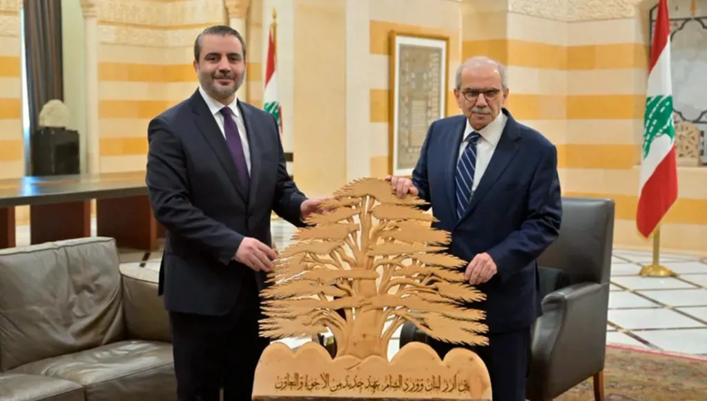 رئيس الوزراء اللبنانية نواف سلام (يمين) ووزير الخارجية السوري أسعد الشيباني (يسار) في السرايا الحكومية- بيروت (أرشيف، نبيل اسماعيل).