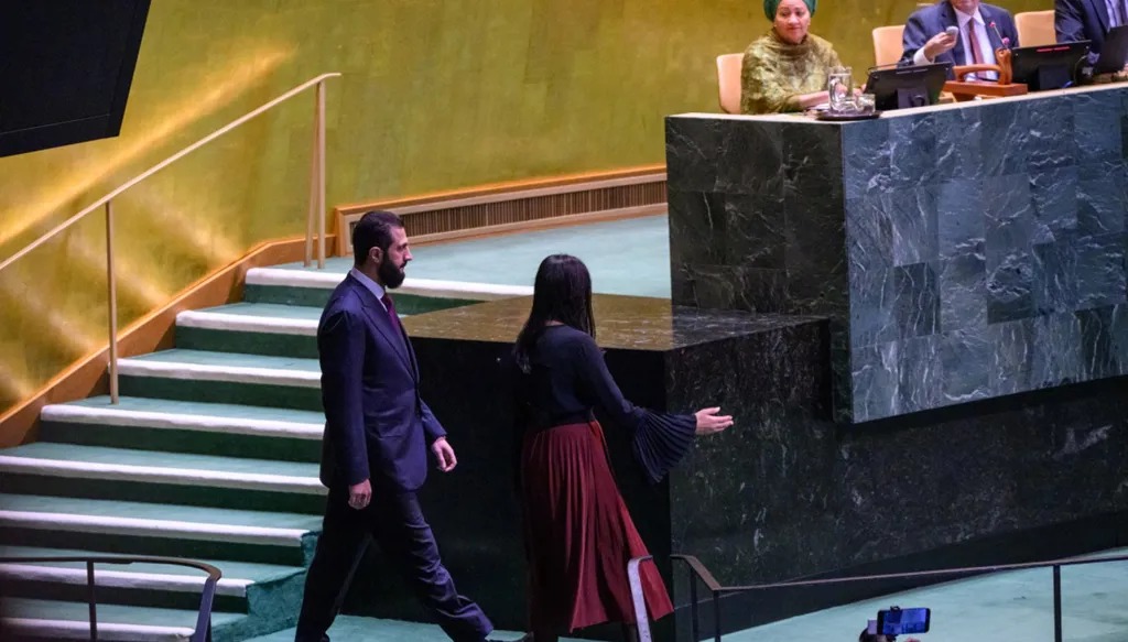 الشرع يتوجه إلى المنصة لإلقاء كلمته خلال الدورة الحادية والثمانين للجمعية العامة للأمم المتحدة يوم 23 سبتمبر 2026 . (أ ف ب)