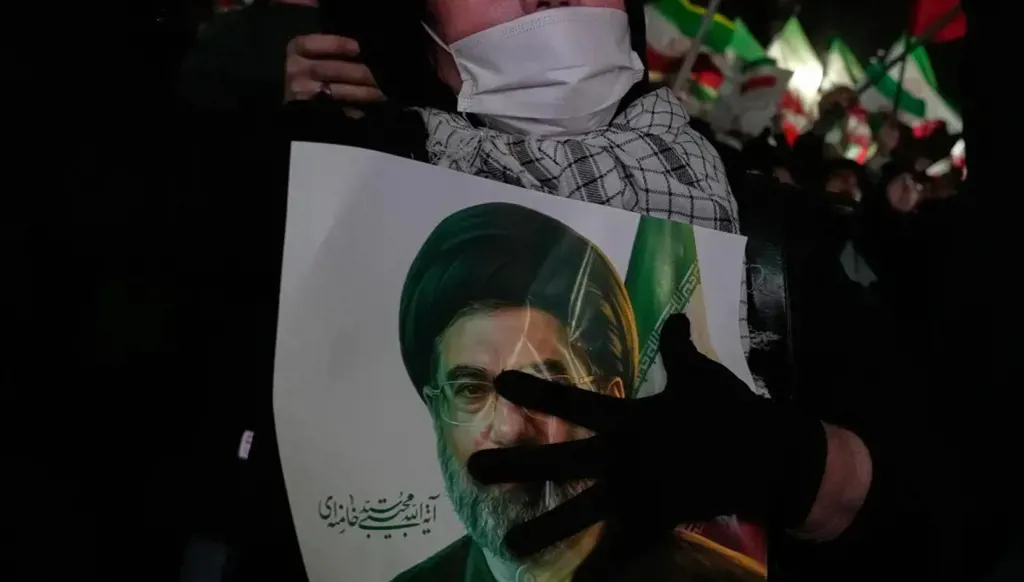 إيرانية تحمل صورة المرشد الإيراني مجتبى خامنئي خلال تظاهرة مؤيدة للحكومة، آذار/مارس 2026. (أ ب)