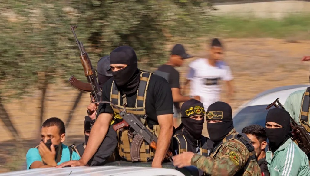 مسلحون فلسطينيون يتجهون نحو السياج الحدودي مع إسرائيل من خان يونس في جنوب قطاع غزة، 7 تشرين الأول/أكتوبر 2023. (أ ف ب)