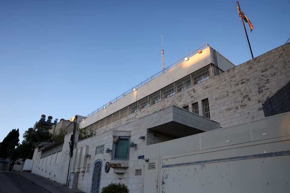 القنصلية البريطانية في القدس الشرقية (رويترز).