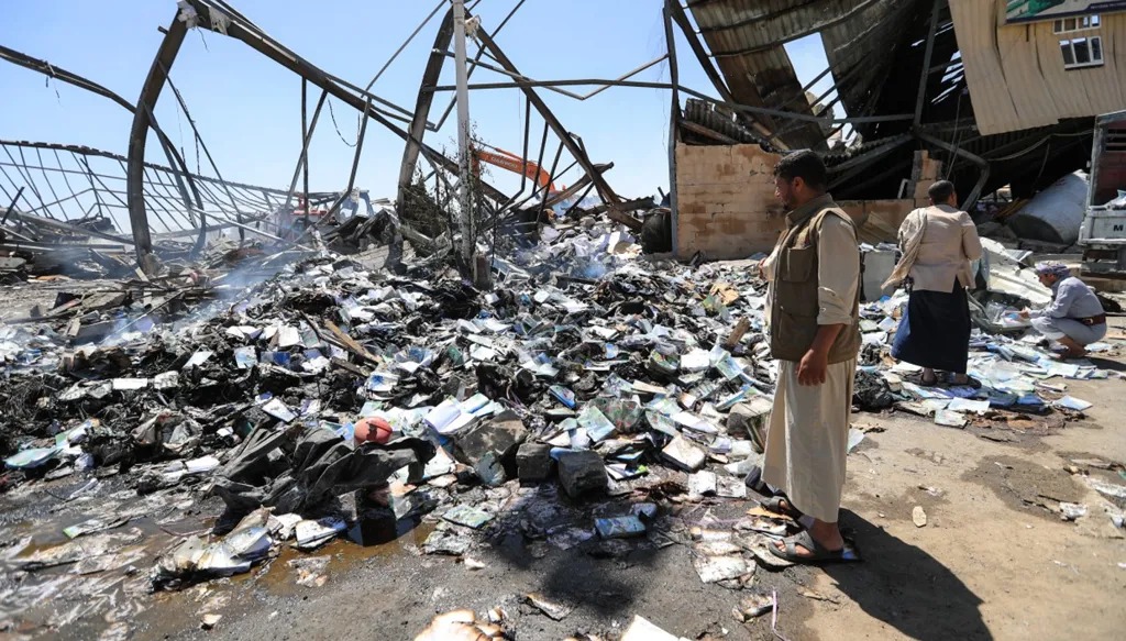 يمنيون يتفقدون الأضرار في مصنع للإسفنج بحي الروضة في صنعاء، عقب غارة جوية نُسبت إلى السعودية، 9 تشرين الأول/أكتوبر 2026. (أ ف ب)