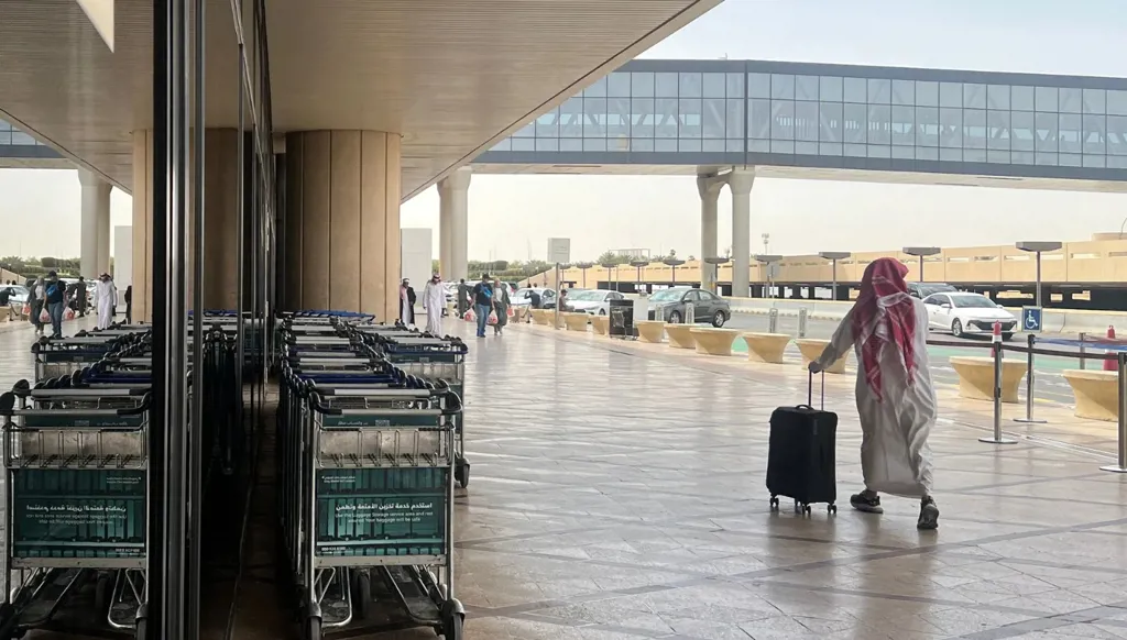 مسافر في مطار الملك خالد الدولي (أ ف ب).