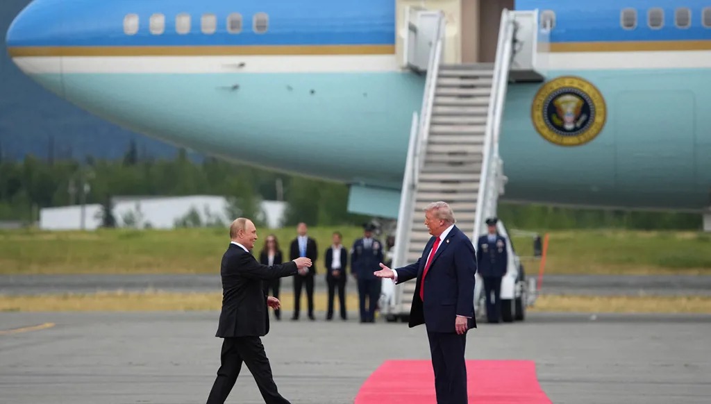 ترامب يستقبل بوتين أمام الطائرة الرئاسية الأميركية خلال قمة ألاسكا في 15 آب/أغسطس 2025.