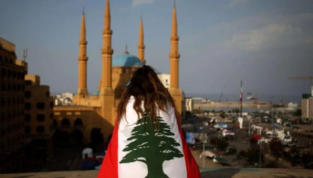 فتاة تجلس على سطح مبنى «الإيغ» المطلّ على ساحة الشهداء في بيروت، في تشرين الثاني/نوفمبر 2019. (أ ف ب)
