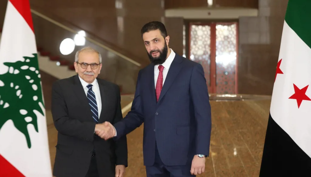 لقاء بين الرئيس السوري أحمد الشرع (يمين) ورئيس الوزراء اللبناينة نواف سلام (سار) في دمشق عام 2025 (نبيل اسماعيل).